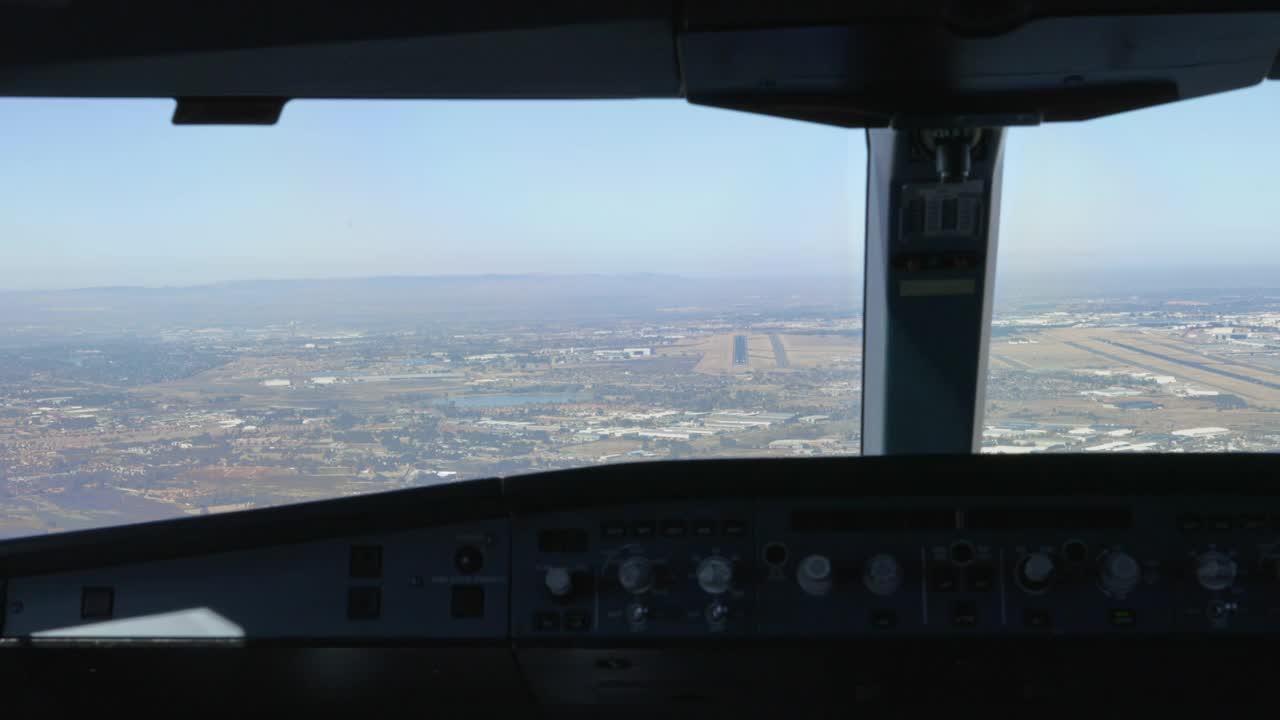 飞机接近约翰内斯堡(驾驶舱POV)视频素材