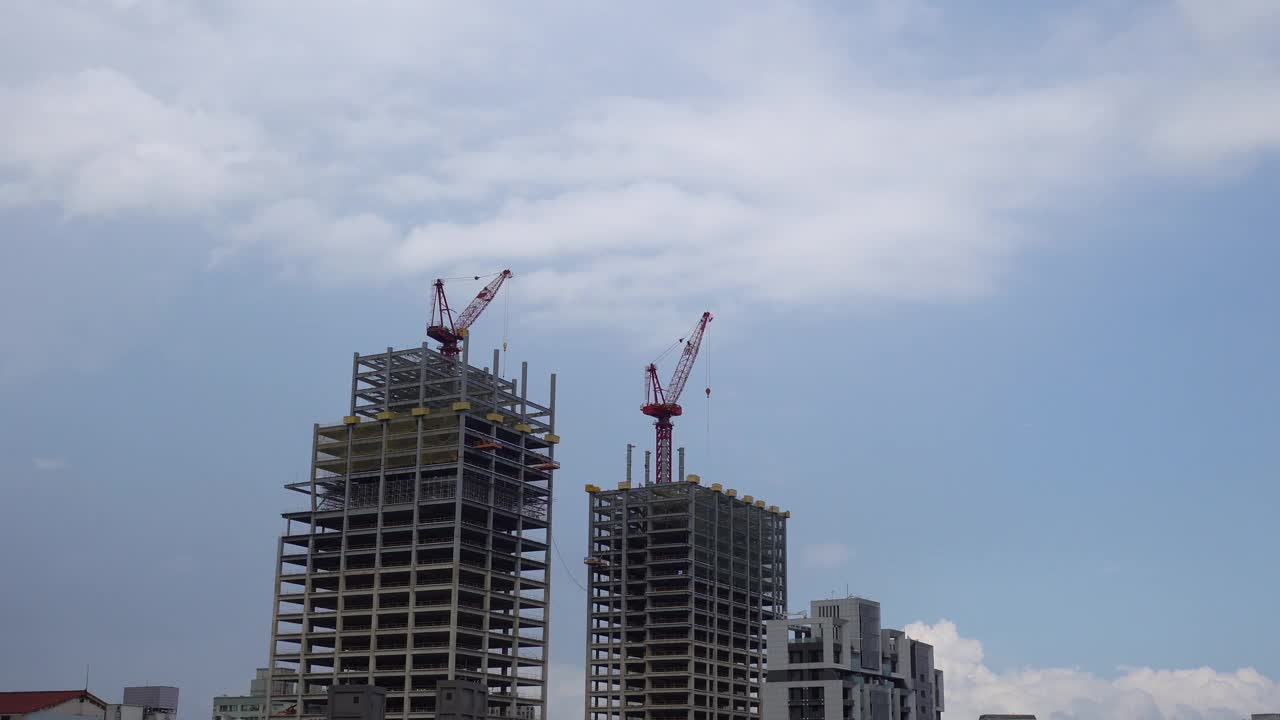 城市里的建筑工地。主题在左边。视频素材