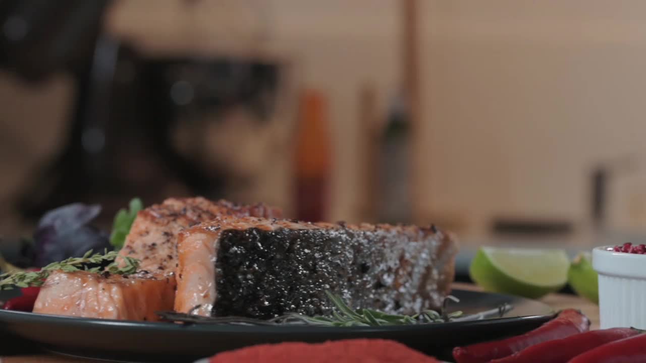 三文鱼排和蔬菜、香草和香料一起放在厨房的桌子上视频下载