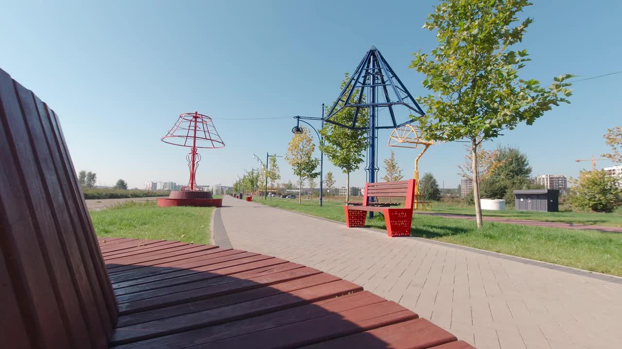 公园的长凳上人行道视频素材