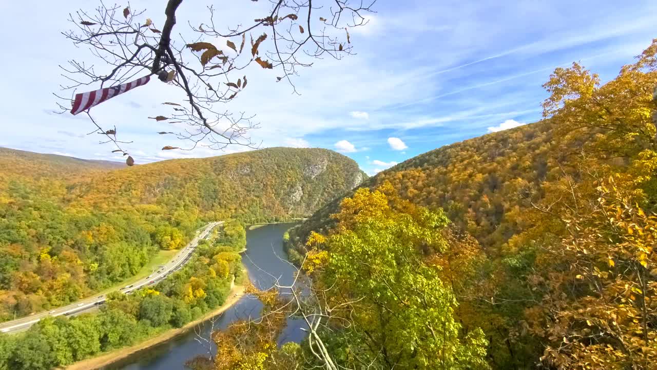 鸟瞰特拉华水峡在一个阳光灿烂的秋天的一天视频素材