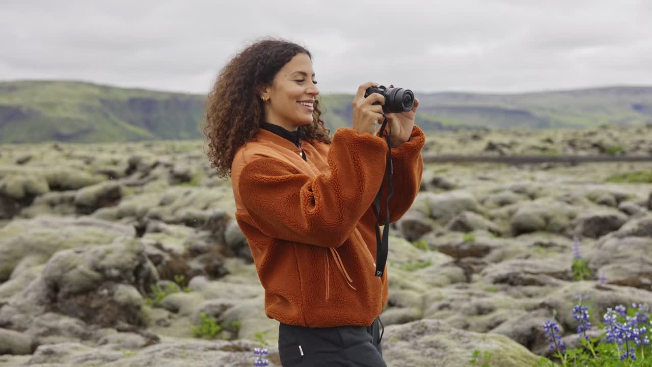 女人在苔藓覆盖的景观中使用相机视频素材