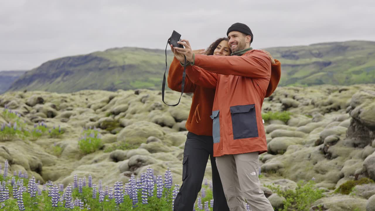 一对夫妇在长满苔藓的风景中自拍视频素材