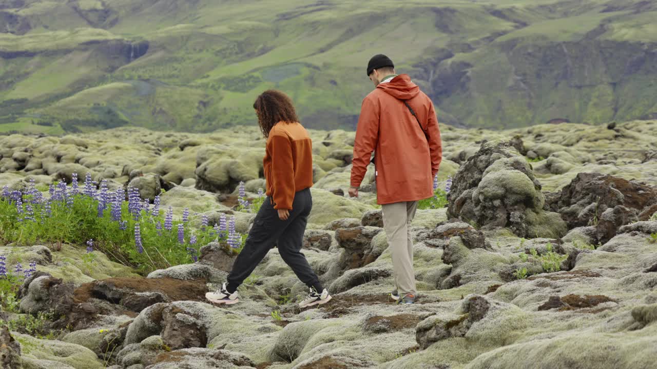 一对夫妇在苔藓覆盖的景观岩石上远足视频素材