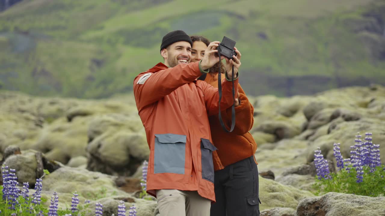 徒步旅行的夫妇用相机在长满苔藓的风景中自拍视频素材