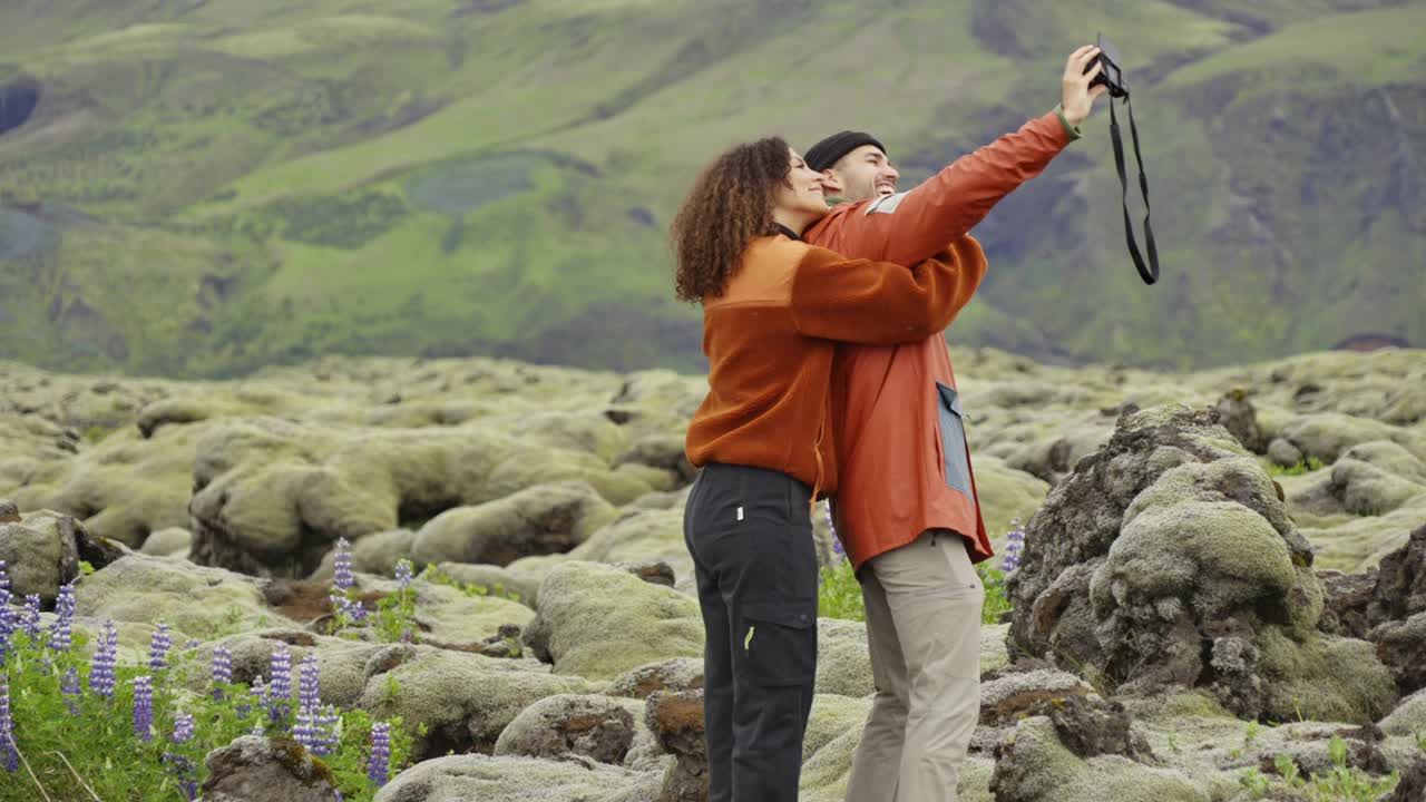 一对情侣在长满苔藓的风景中自拍视频素材