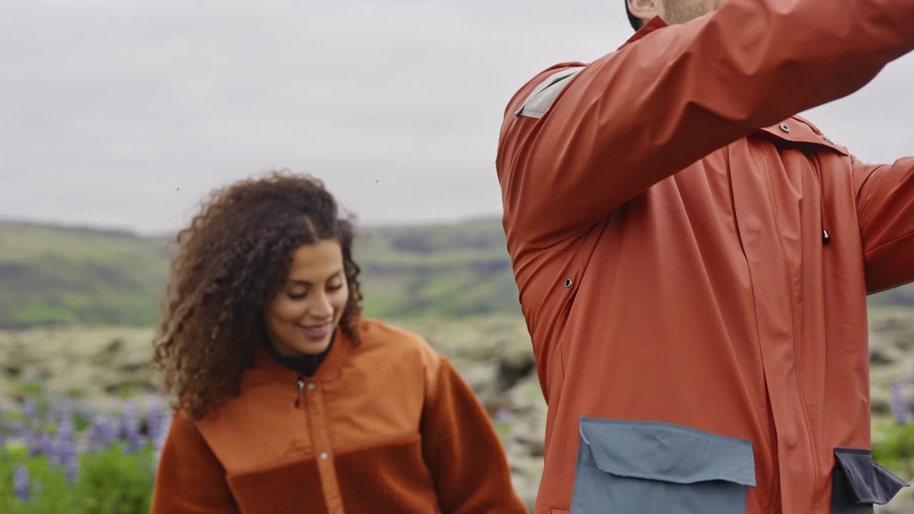 冰岛风景中，一对情侣对着镜头微笑视频素材