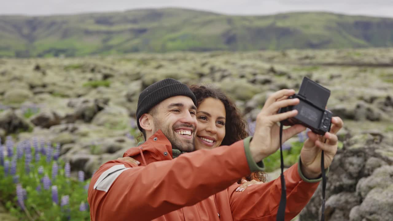 冰岛风景中，一对情侣对着镜头微笑视频素材