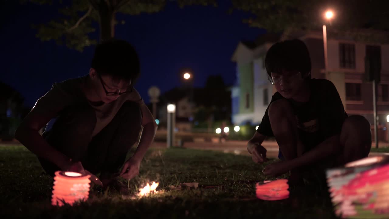 亚洲华人青少年用纸灯笼庆祝中秋节。视频素材