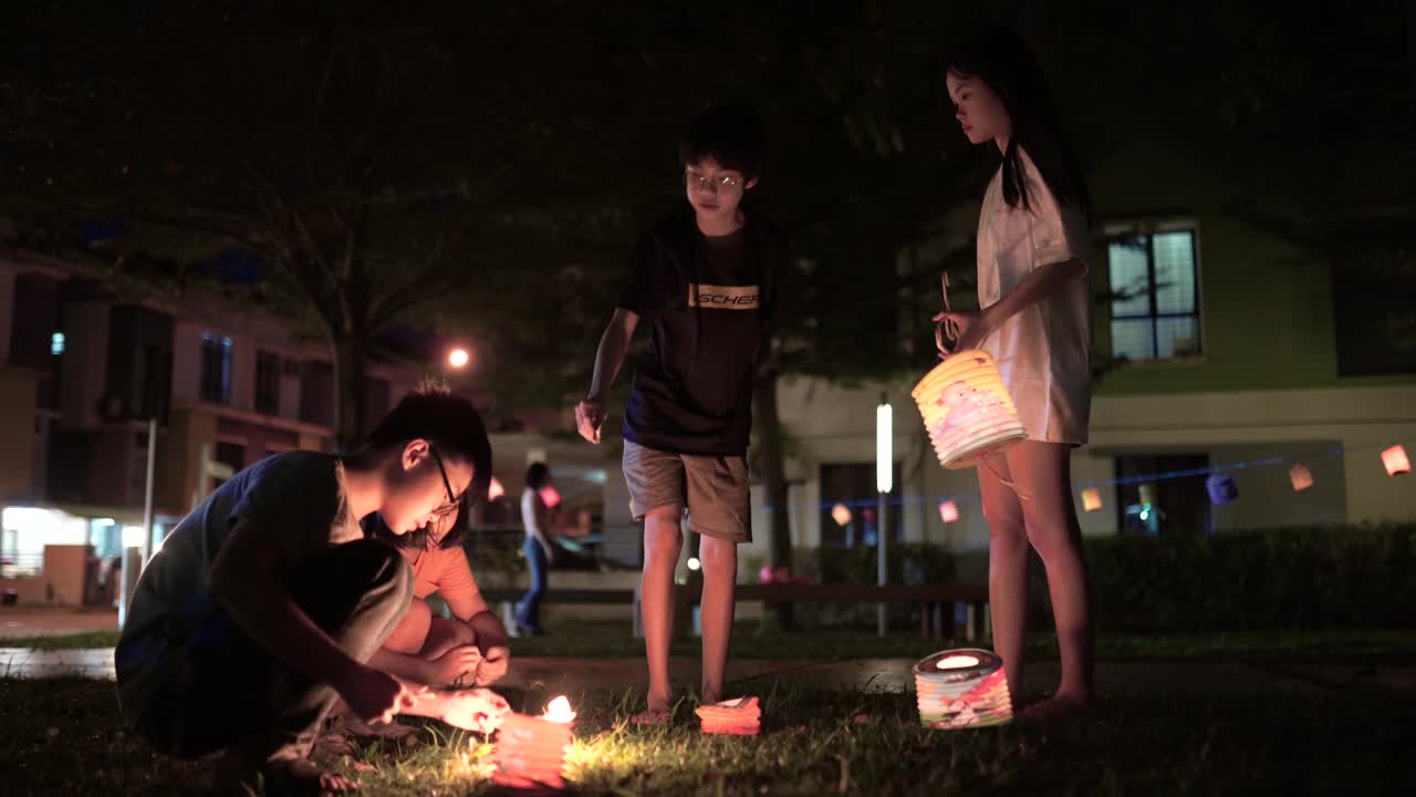 亚洲华人青少年用纸灯笼庆祝节。视频素材