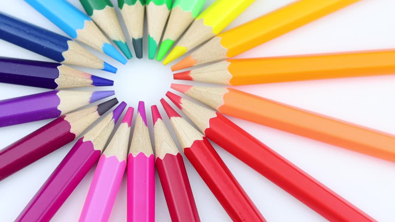 亮色的铅笔在旋转视频素材