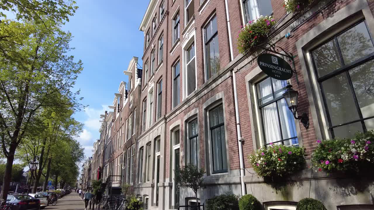 在荷兰阿姆斯特丹，一排一排的运河房屋视频下载