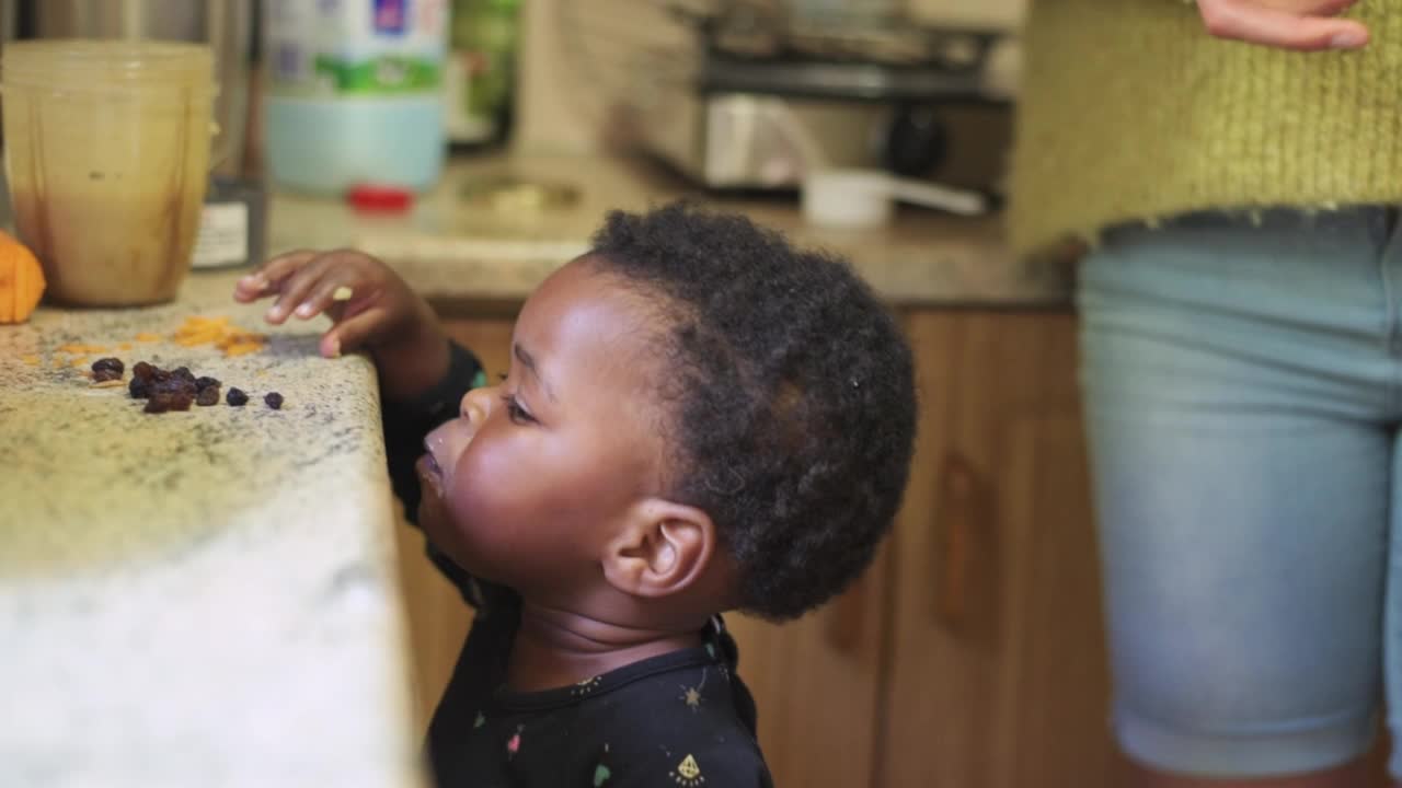 可爱的小女孩吃着妈妈准备的健康零食视频下载