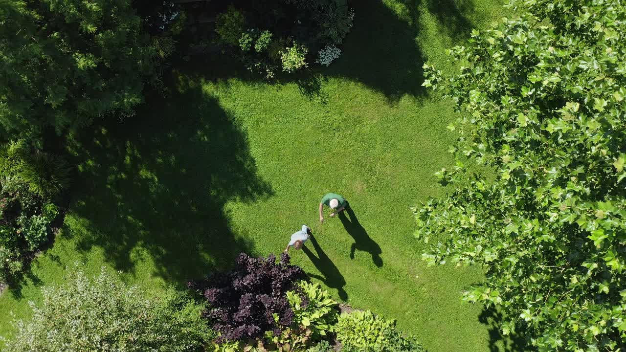 退休夫妇在他们的大花园散步视频下载