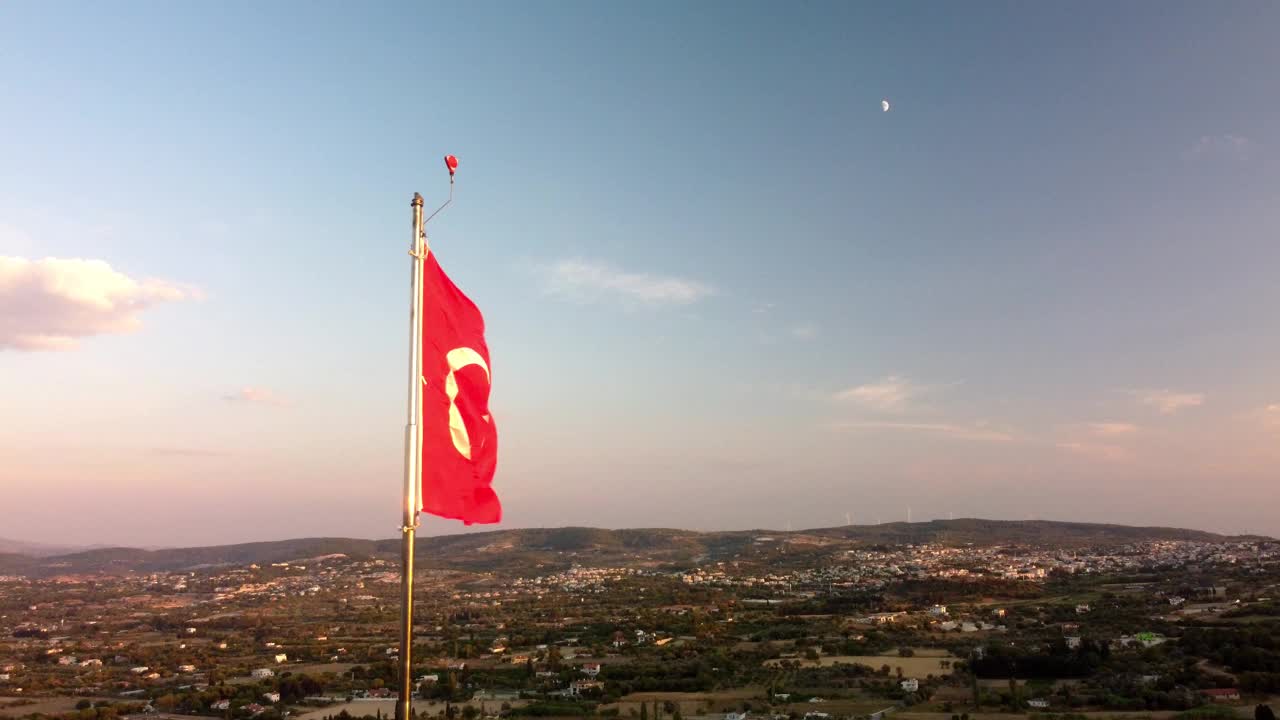乌拉市土耳其国旗的鸟瞰图视频下载