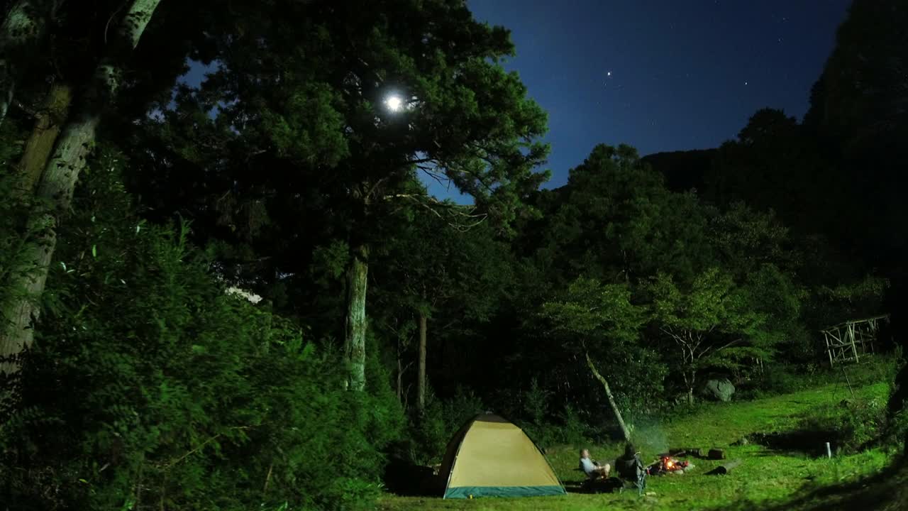 营地夜间长时间的平移动作视频下载
