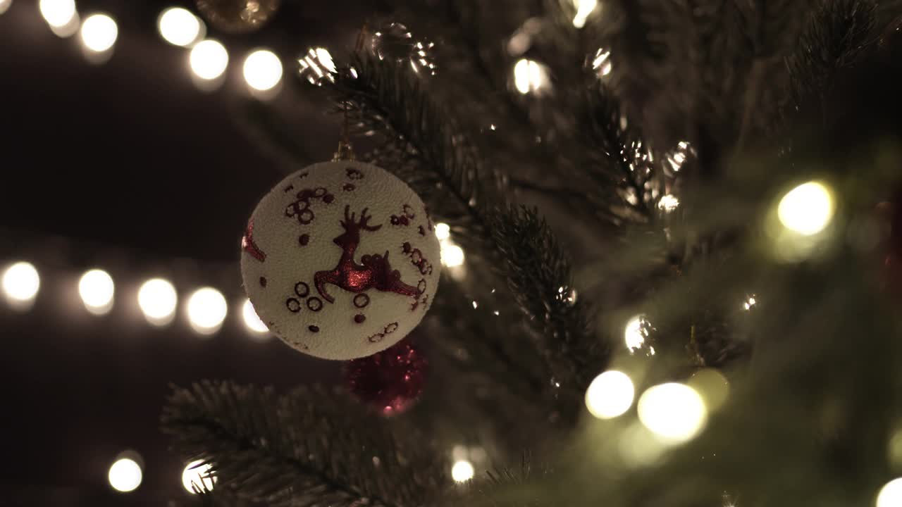 圣诞树上的圣诞球与辉光散景灯背景视频下载