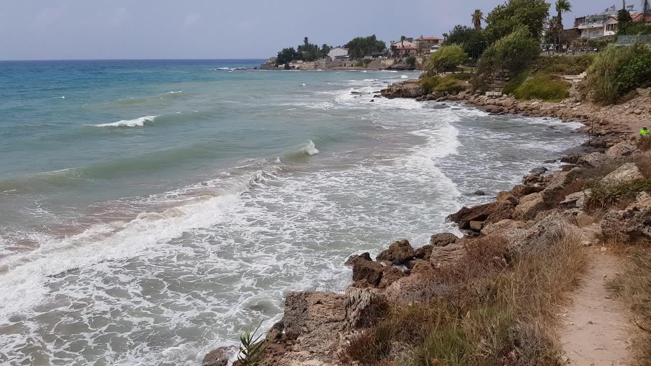 风景如画的海滨城市塞德在土耳其。陡峭的悬崖，海浪拍打着石头。视频下载