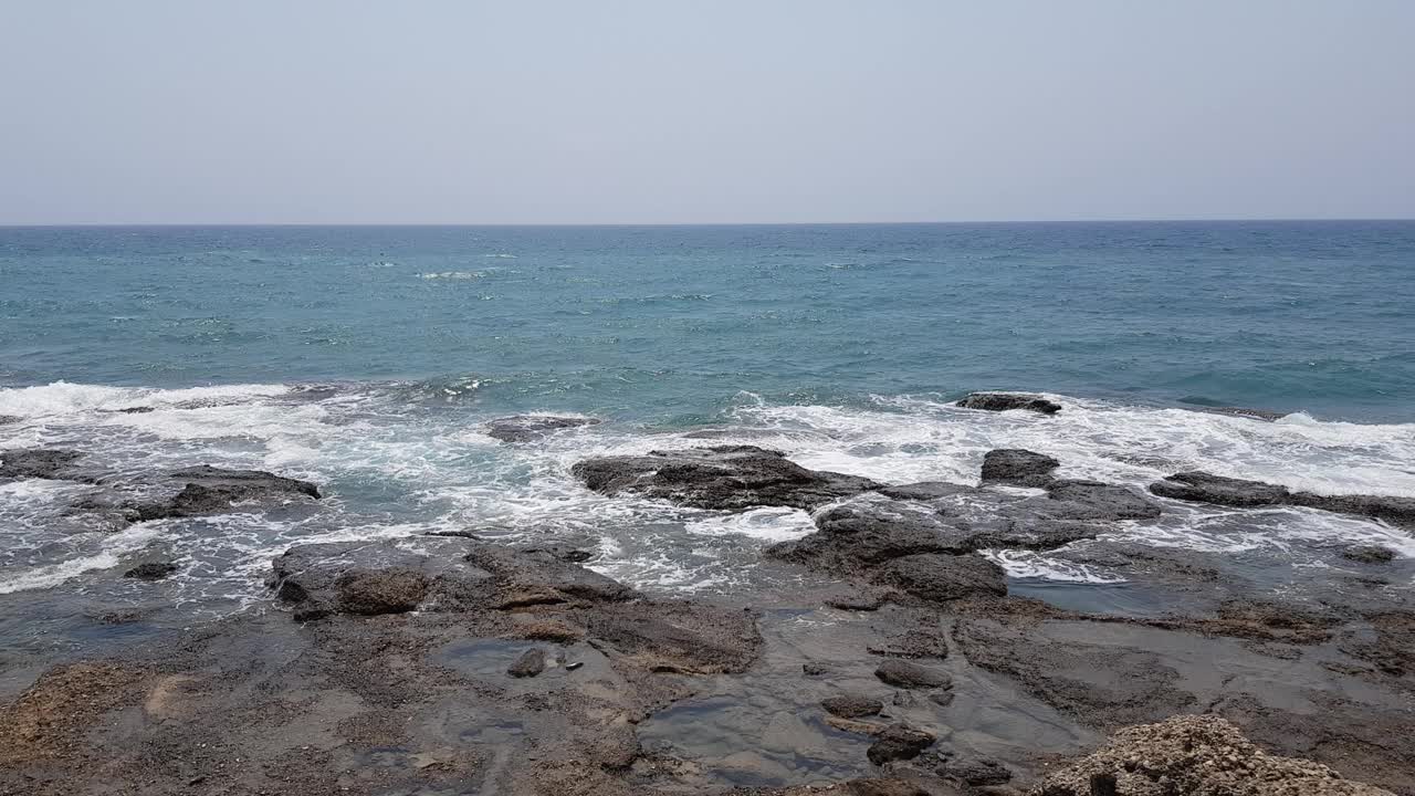 美丽的海浪和地中海多石的海岸。视频下载