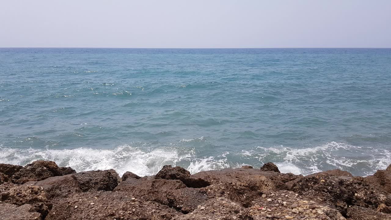 美丽的海浪和地中海多石的海岸。视频下载