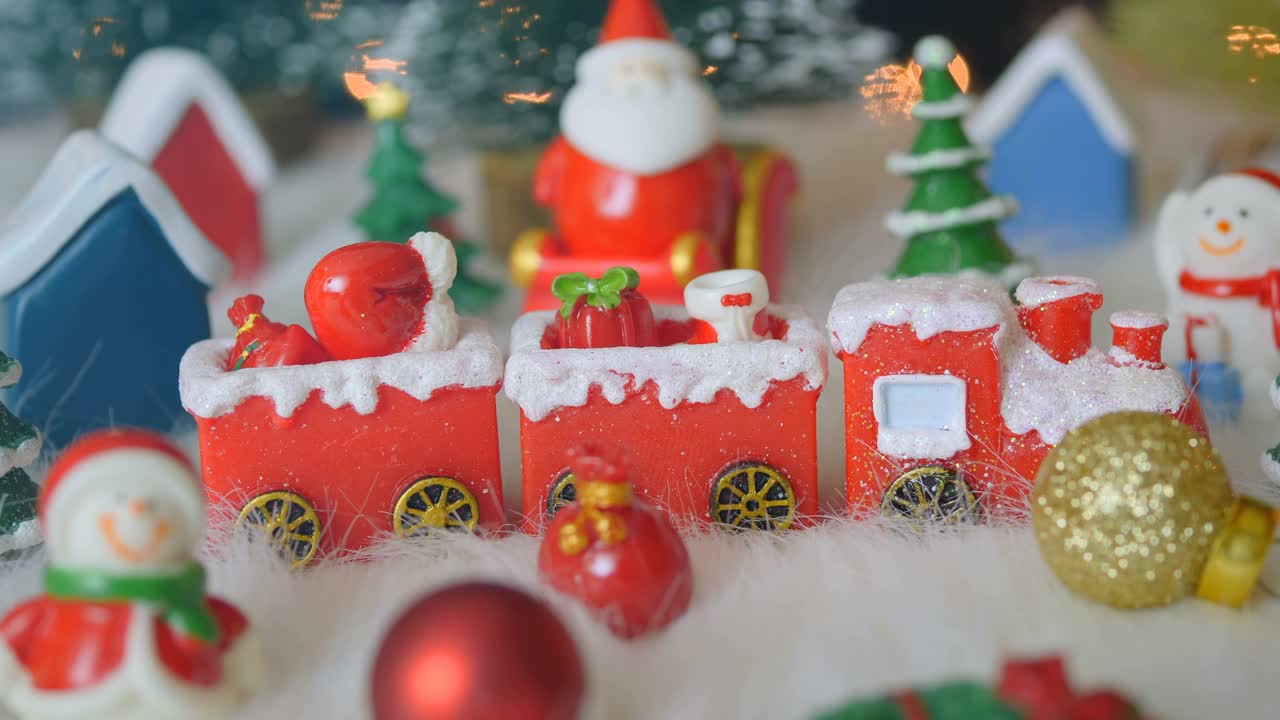 圣诞老人在雪橇上，圣诞火车和圣诞装饰视频素材