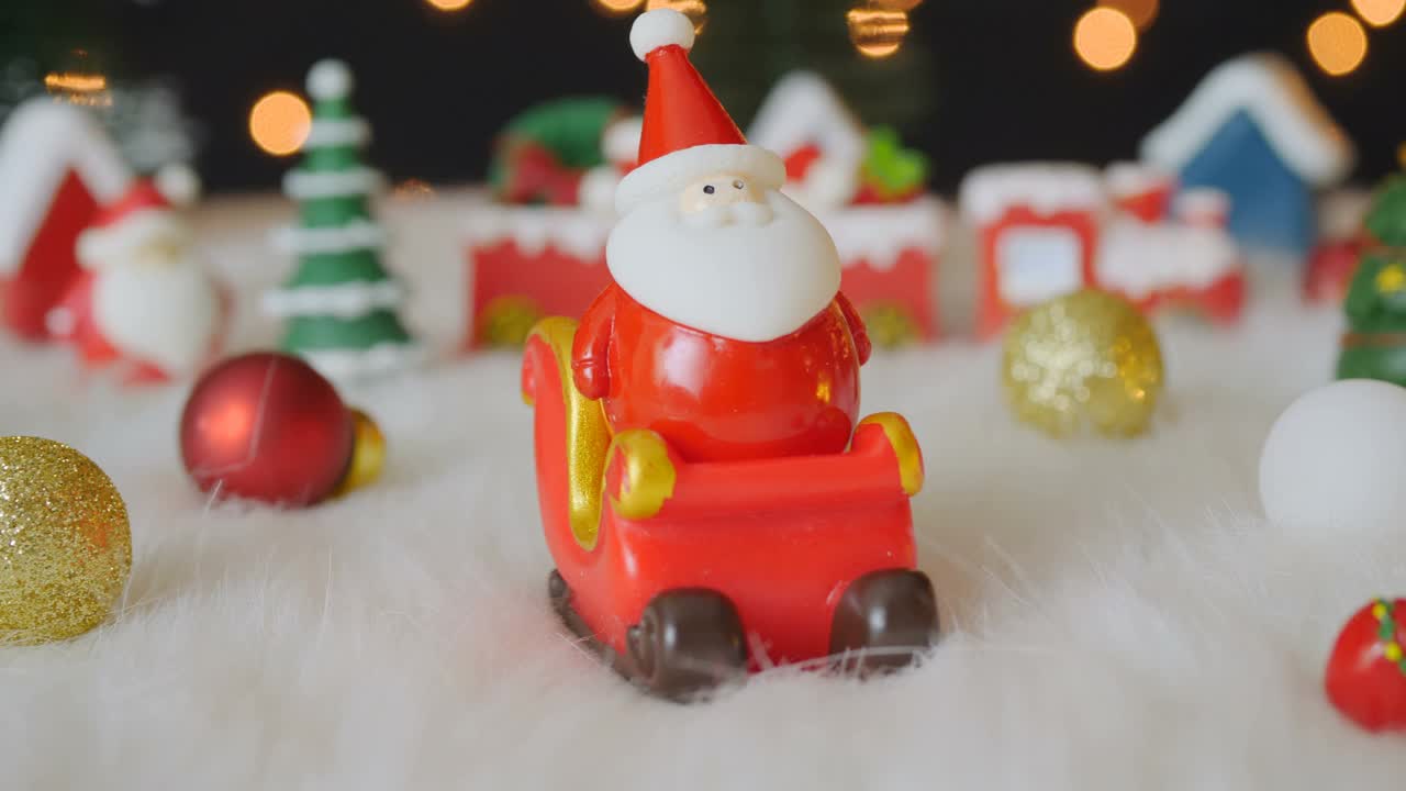 雪橇上的圣诞老人和挂着散景灯的圣诞装饰品视频下载