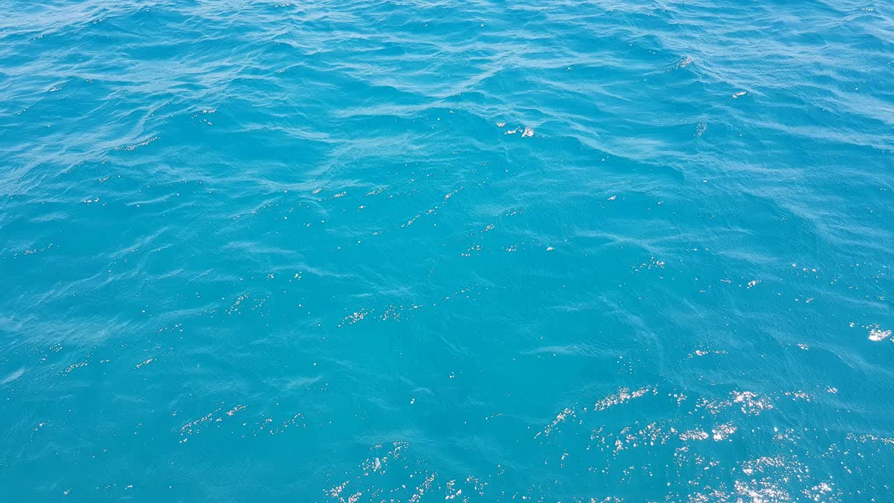 透明的蓝绿色海水。视频下载