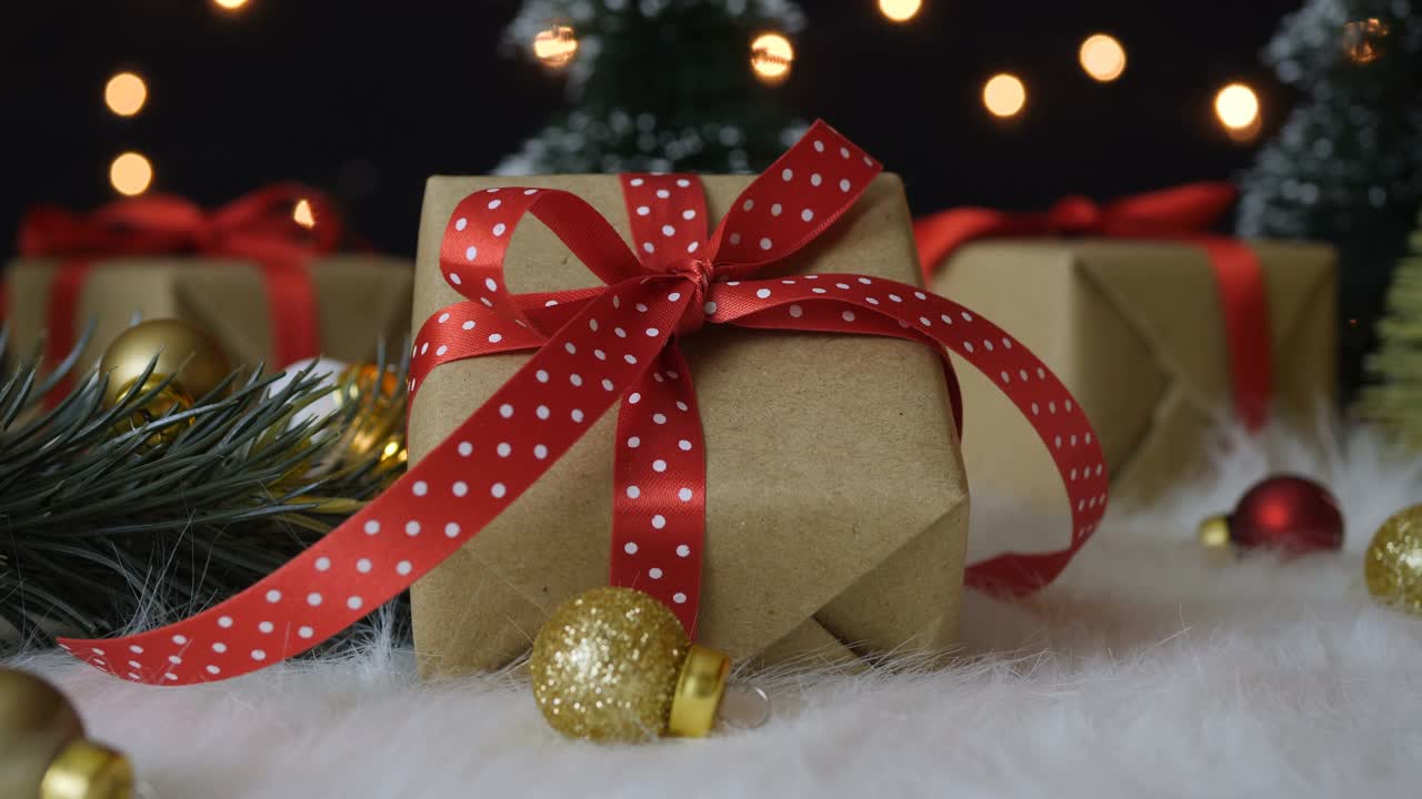 圣诞礼品盒和以散景灯为背景的装饰品视频素材