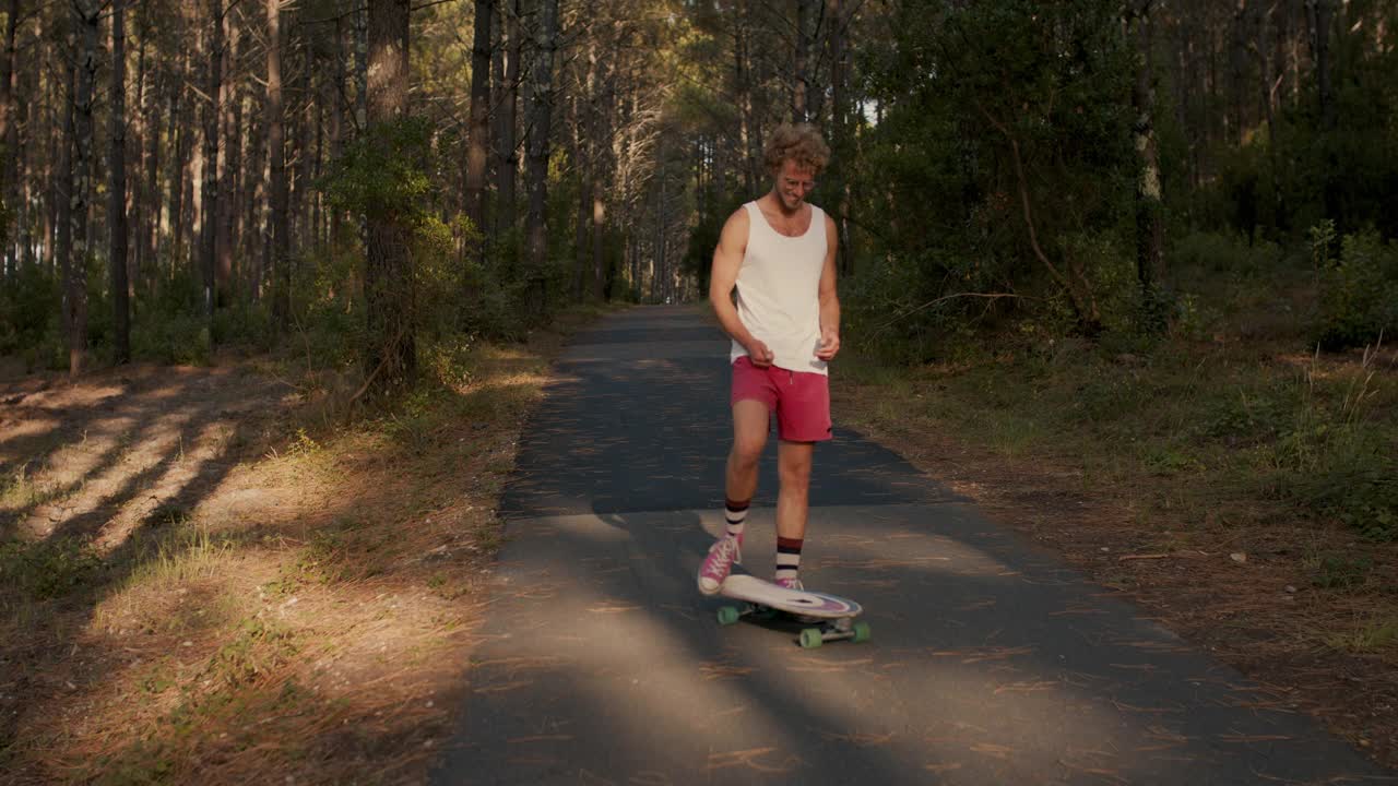 一个年轻人在法国的森林里玩滑板视频下载