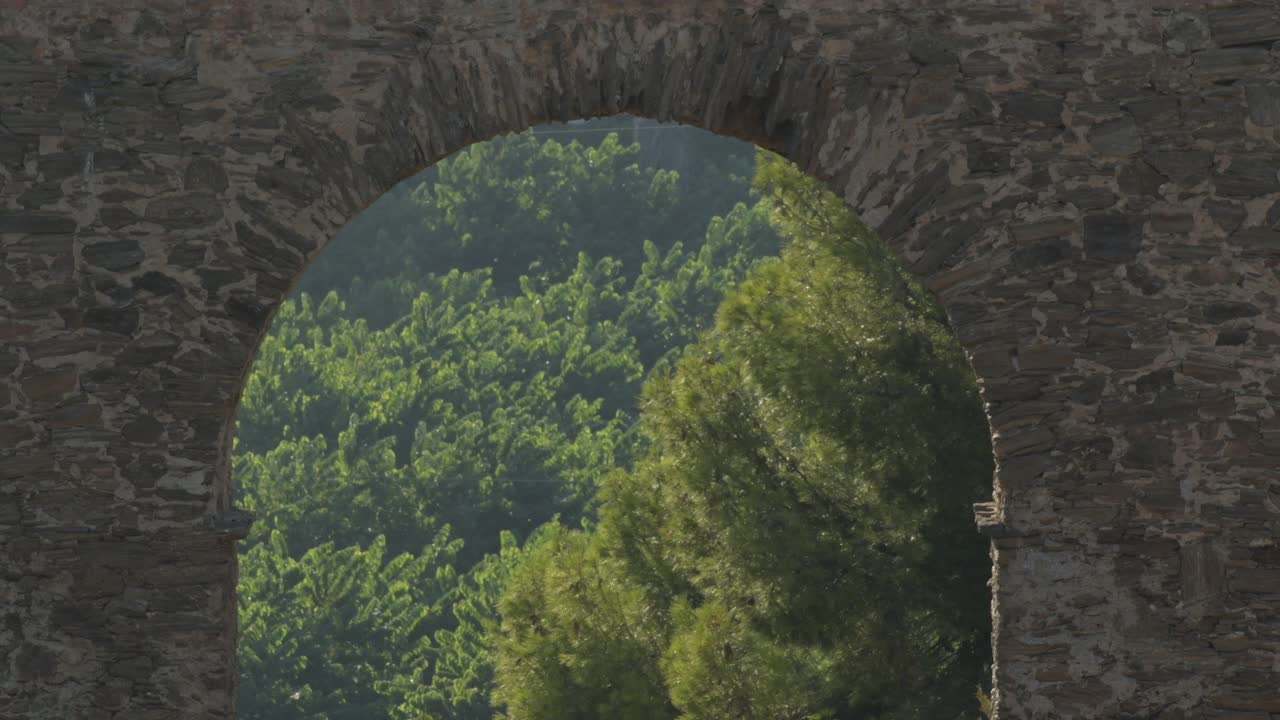 日落时古罗马渡槽的弧线，Almuñecar，西班牙视频下载