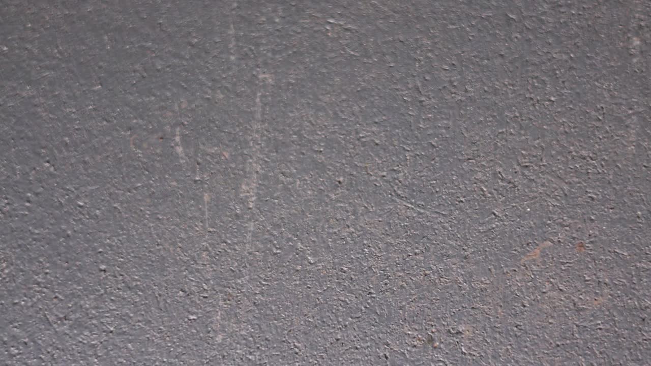 黑灰色粗糙的混凝土墙面纹理宽阔。水泥灰泥表面纹理细，裂纹小。深灰色的垃圾背景视频素材