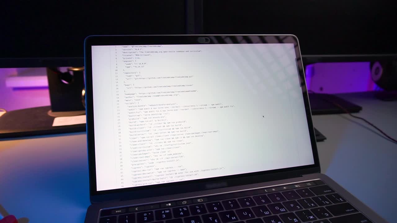 电脑代码在笔记本电脑屏幕上运行视频下载