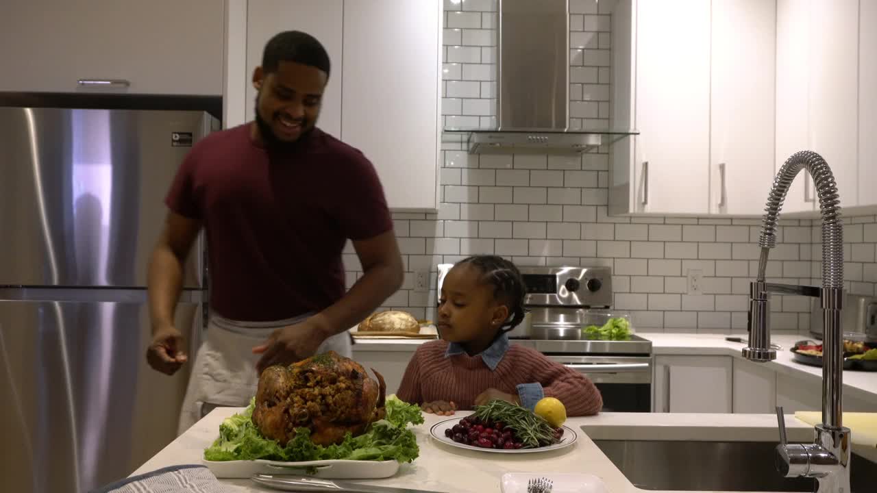 父亲和女儿烹饪家庭感恩节圣诞晚餐聚会视频下载