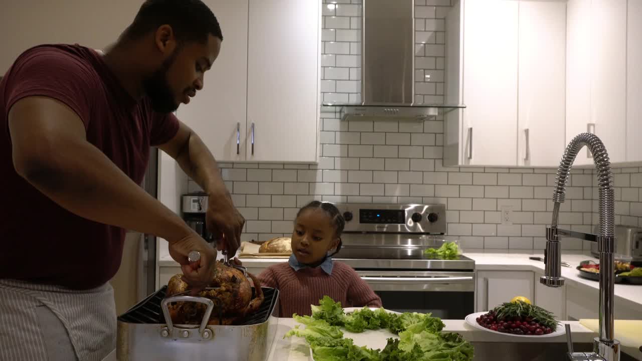 独自一人烹饪家庭感恩节晚餐派对视频下载