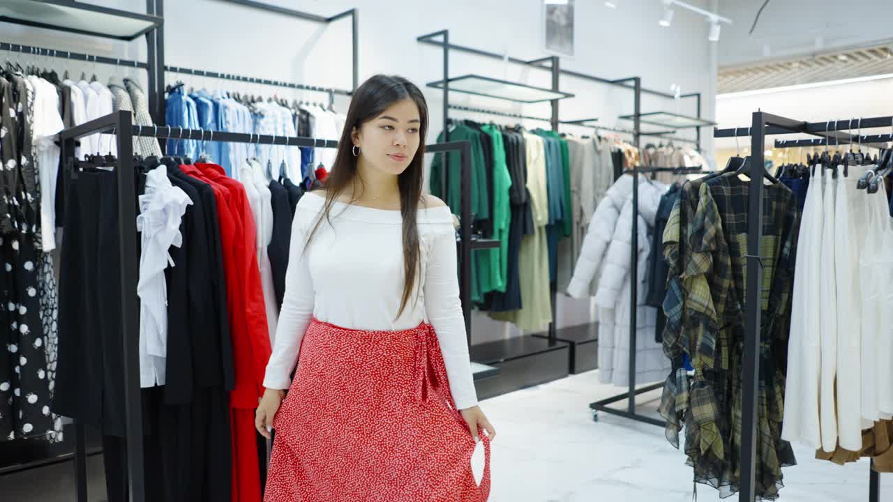 一名亚洲女子在时装店照镜子视频下载