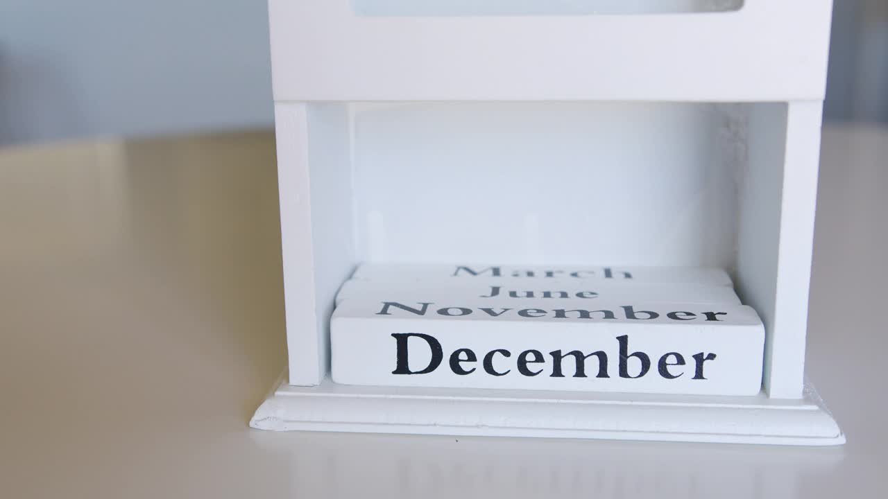 把木历上的日期改成12月25日或圣诞节。视频下载