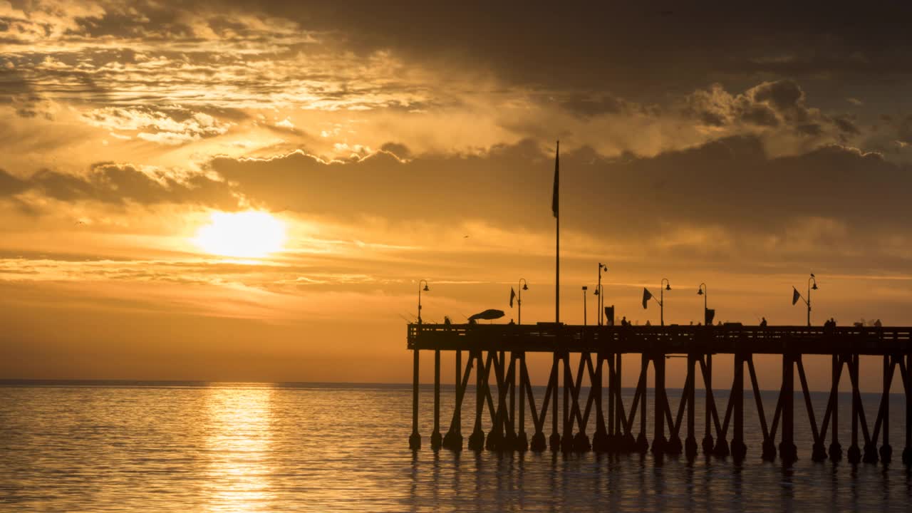 太平洋日落的时间流逝，文图拉码头，文图拉，加利福尼亚视频下载