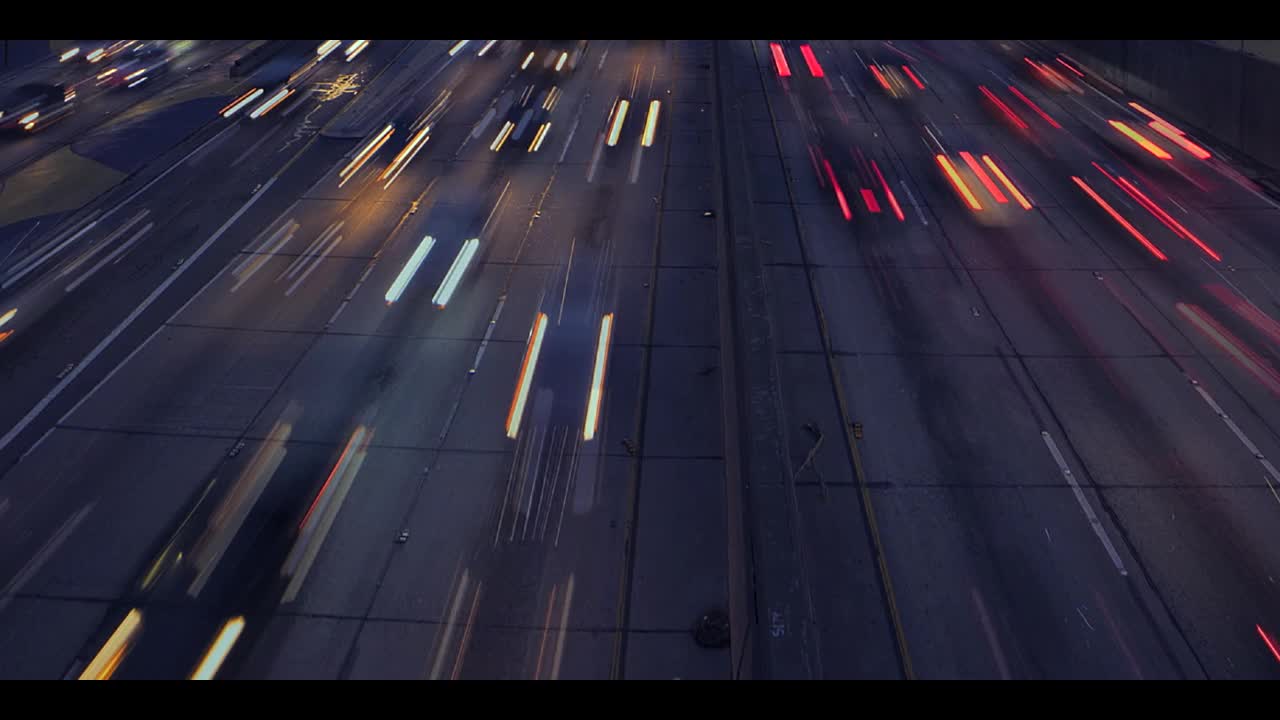 时间流逝的加利福尼亚110南与条纹汽车灯在日落导致洛杉矶，加利福尼亚的市中心视频素材