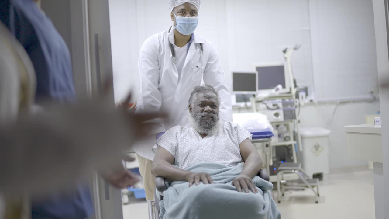 医生和护士庆祝老人康复出院视频素材