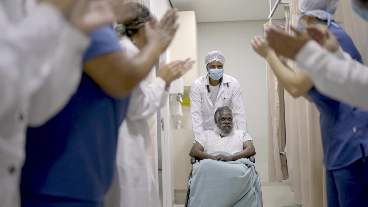 医生和护士庆祝老人康复出院视频素材