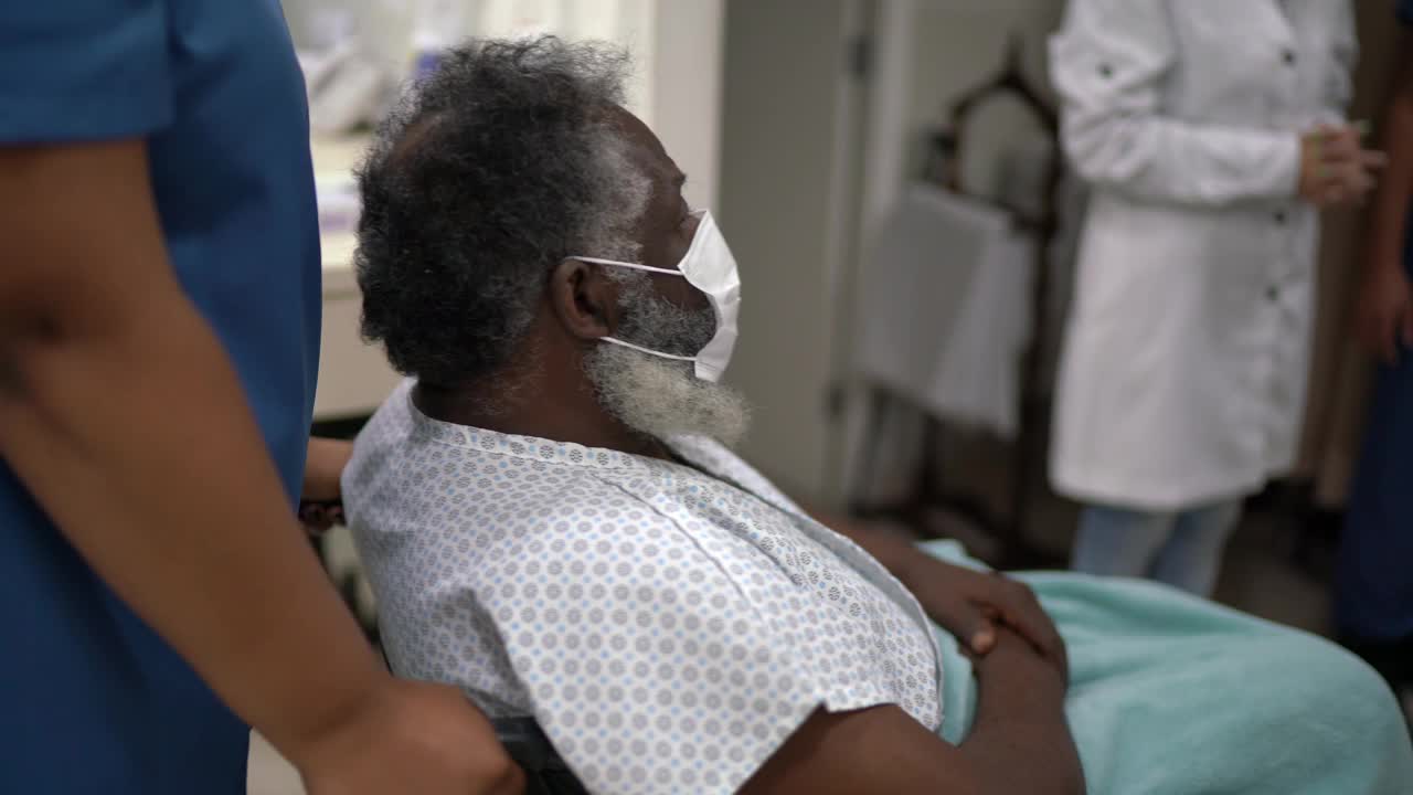 医生和护士戴着防护口罩庆祝老人康复出院视频素材