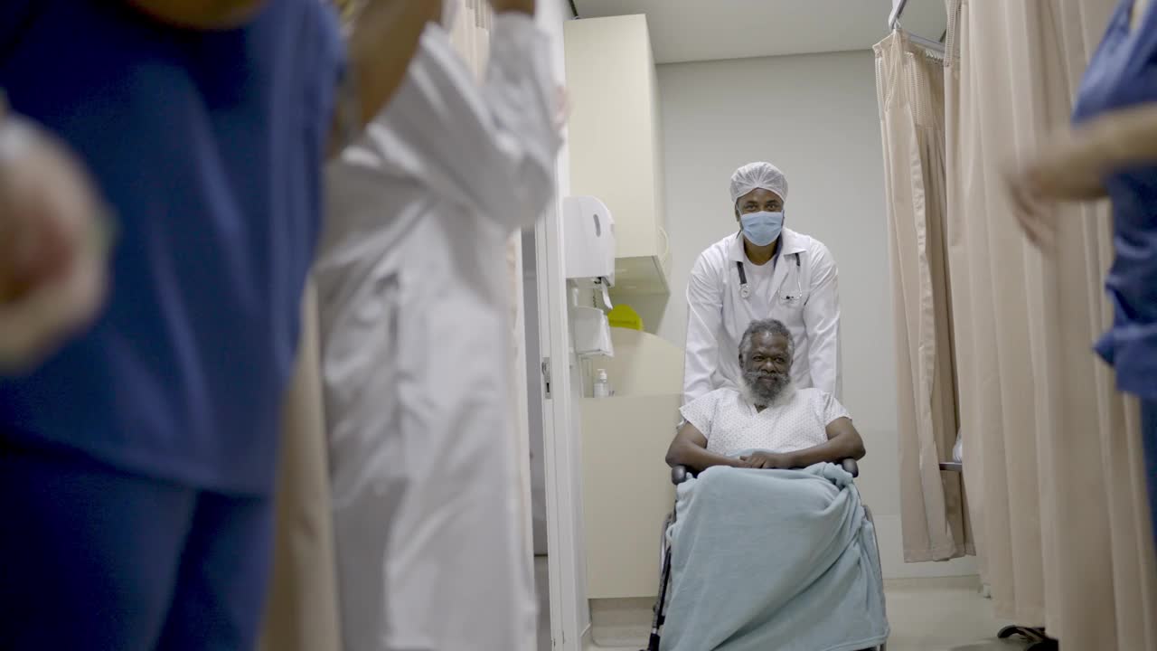 医生和护士庆祝老人康复出院视频下载