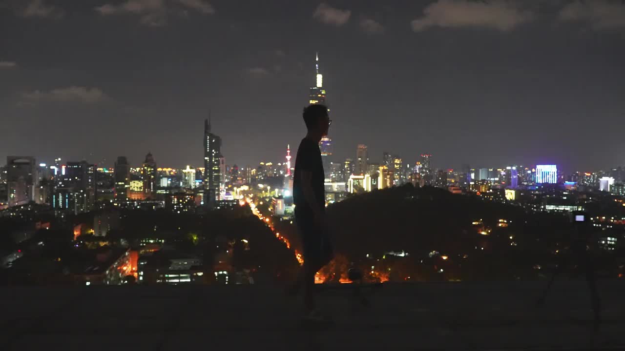 一个人在夜里走在屋顶上视频素材