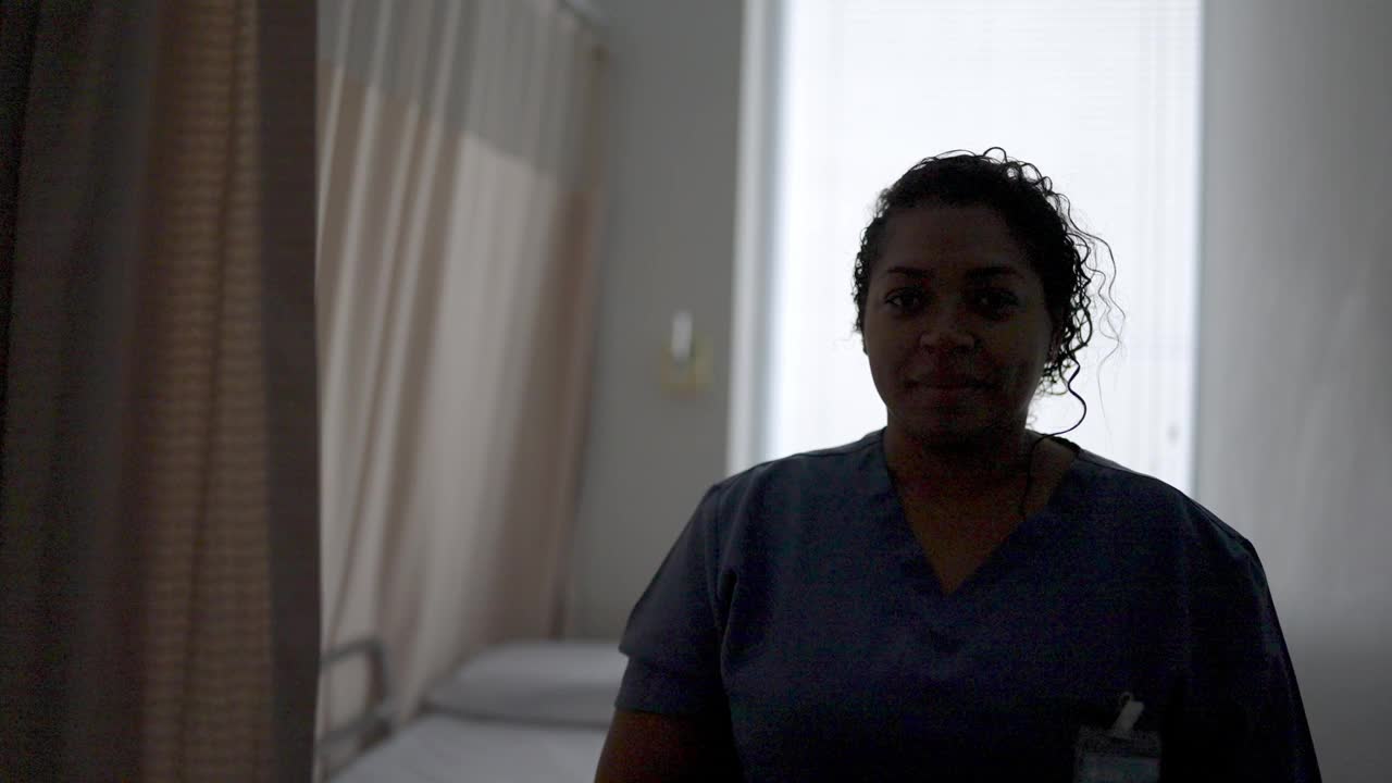 医院里一位女护士的肖像视频素材