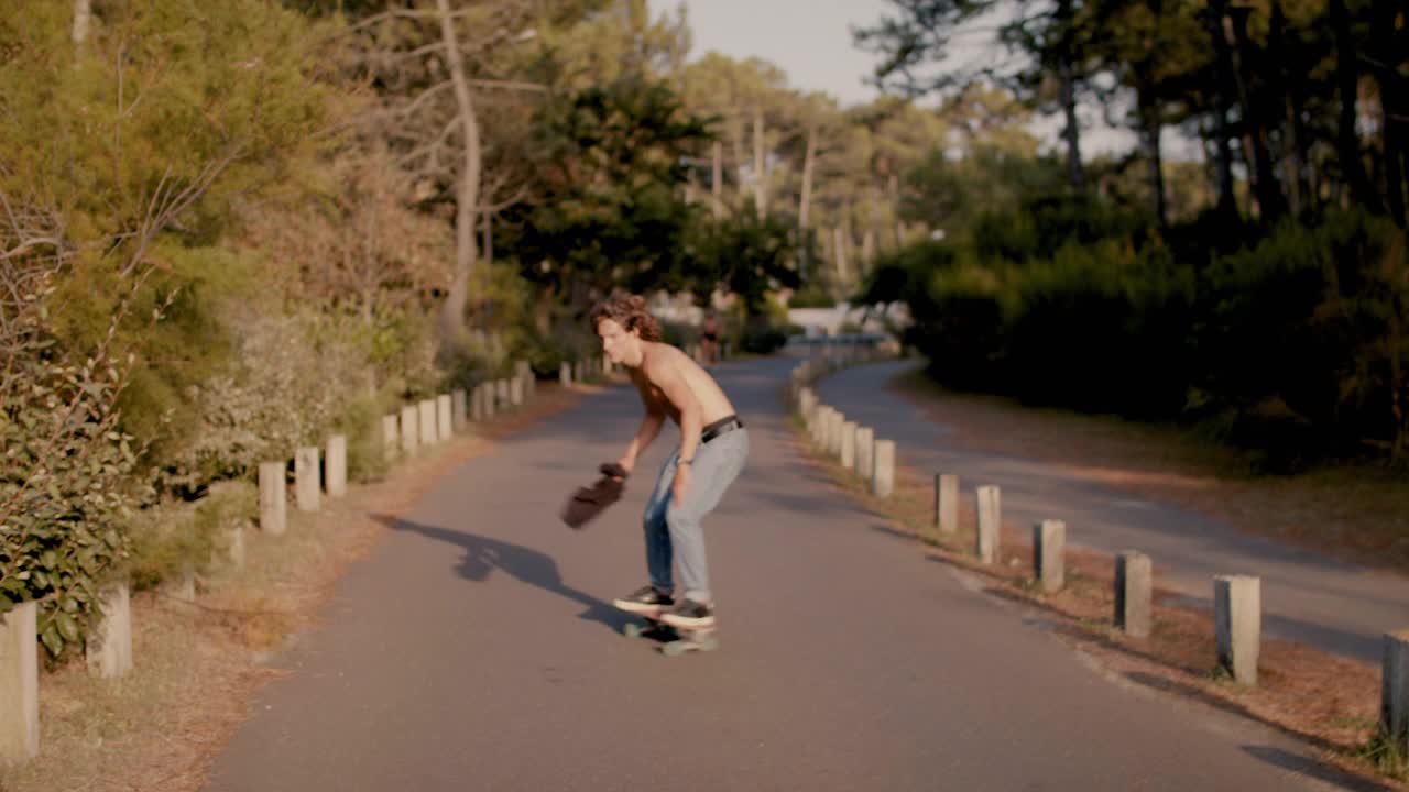 日落时骑滑板的年轻人视频下载