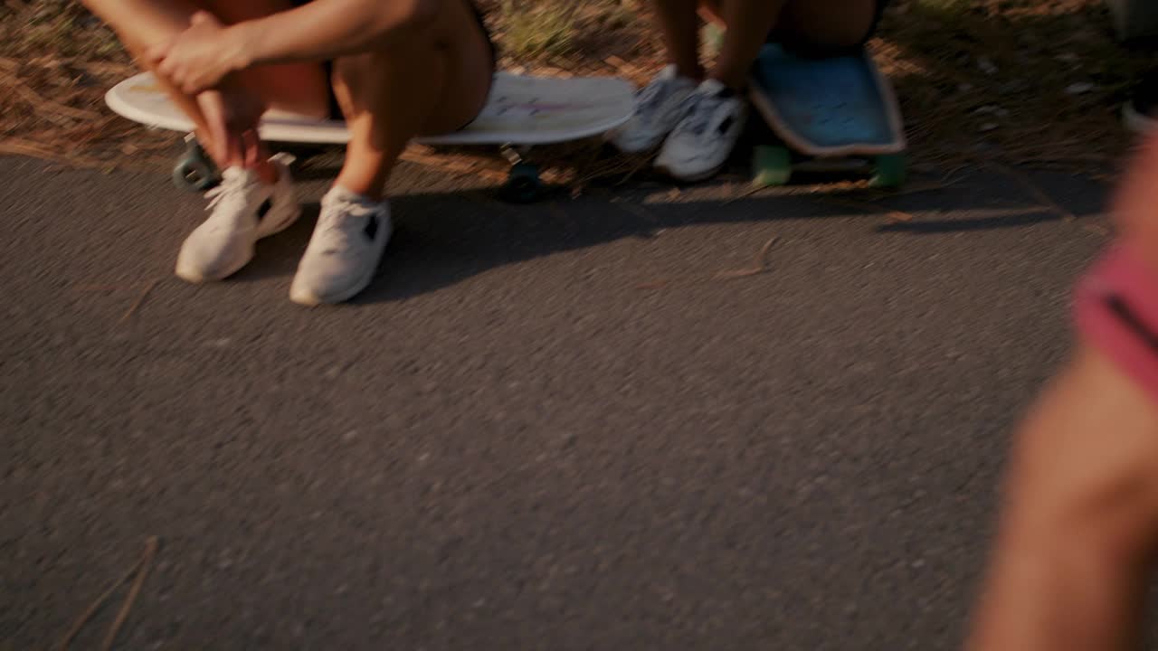 年轻人在日落时玩滑板视频下载