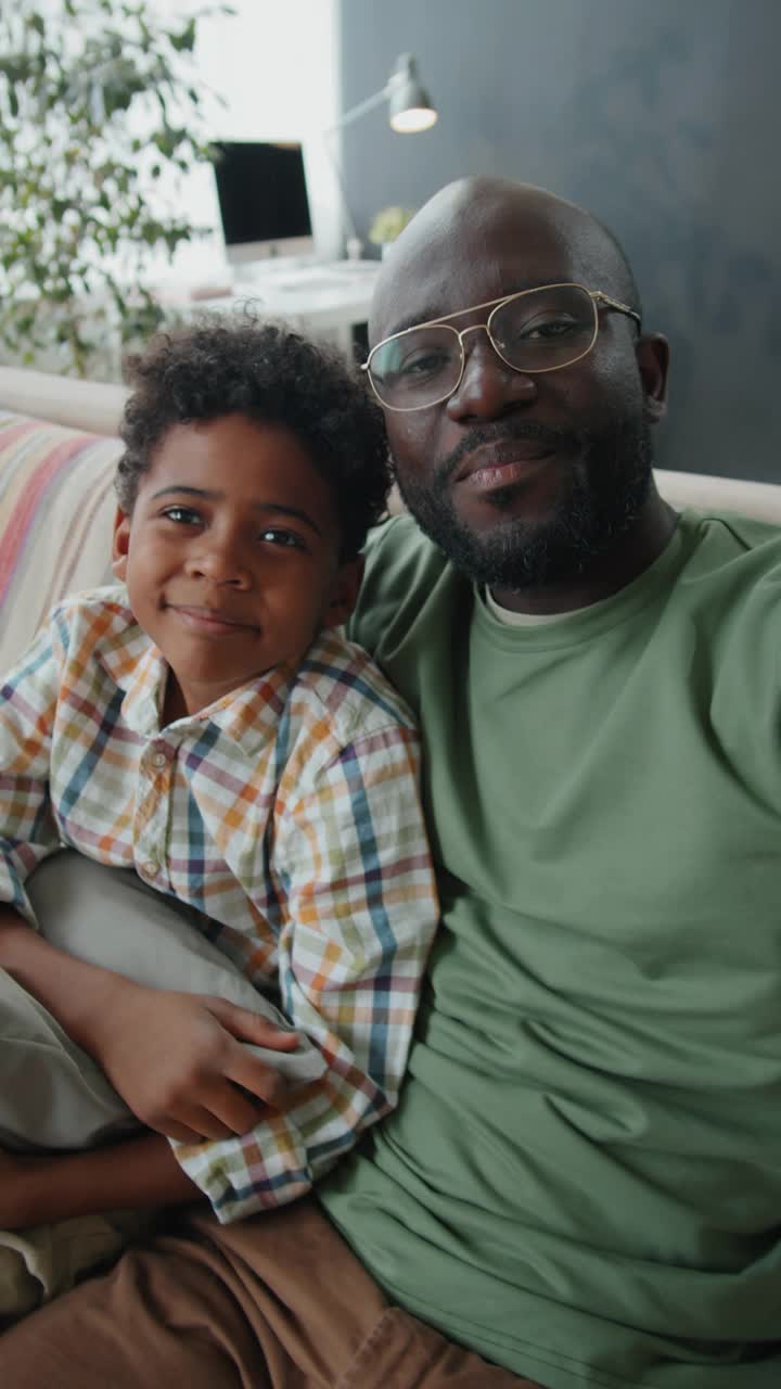 正面的非洲爸爸和小儿子在网上聊天视频素材