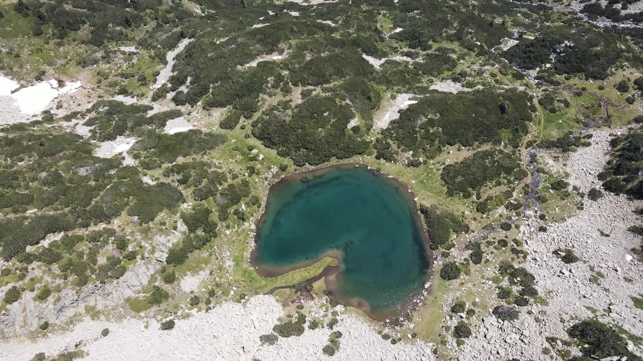 保加利亚皮林山穆拉托沃湖鸟瞰图视频素材