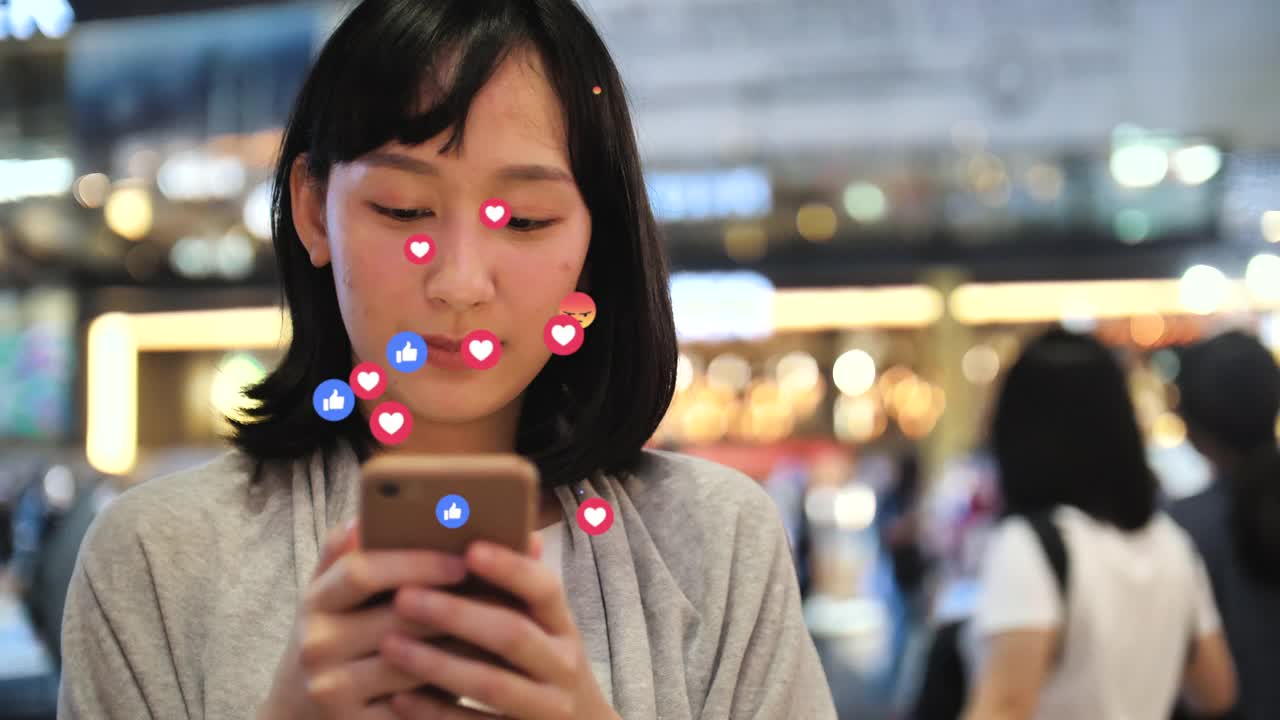 亚洲女人在社交媒体上使用智能手机视频下载