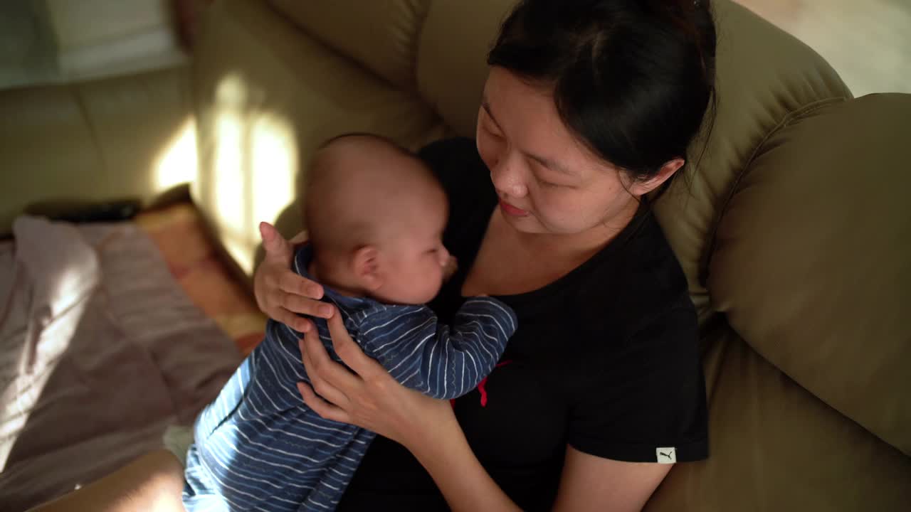 亚洲宝宝趴在妈妈胸口的时间视频下载